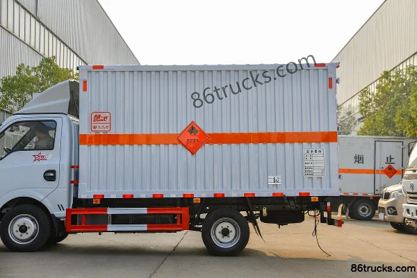 Dongfeng Tuyu T5 95hp Gasoline 4X2(6 wheels) Flammable Liquid Van Truck (Chufei Brand) Body (2) | 86Trucks