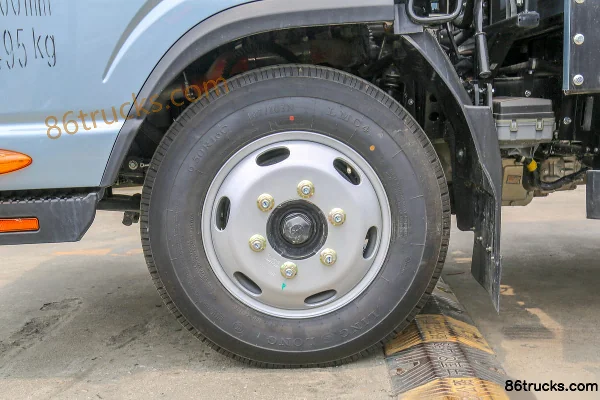 JAC Lingpao L3 129 ch 4X2(6 roues) camion léger à ridelles, cabine simple, 3,8 m Châssis (1) | 86Trucks