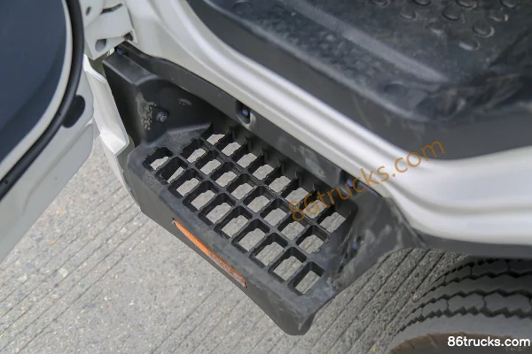 JAC Weiling M7 162hp 4X2(6 wheels) 4.15m single-row van light truck Cab (3) | 86Trucks