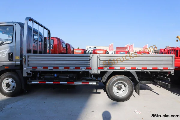 Sinotruk HOWO Hanjiang 140 ch 4X2(6 roues) camion plateau léger à cabine simple 4,15 m (WLY 5 vitesses) Carrosserie (1) | 86Trucks