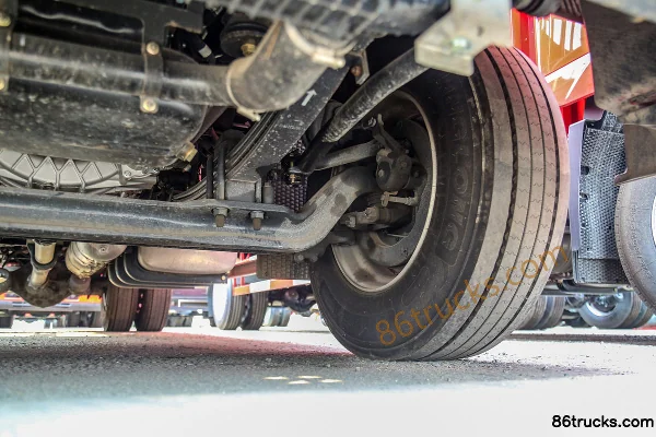 SAIC Hongyan Jiebao H6 Standard Load Edition 300 hp 4X2(6 wheels) 6.8m Stake Cargo Truck (China VI) Chassis (3) | 86Trucks