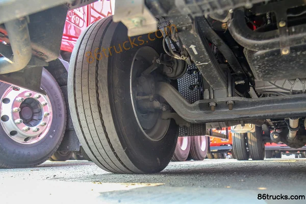 SAIC Hongyan Jiebao H6 Standard Load Edition 300 hp 4X2(6 wheels) 6.8m Stake Cargo Truck (China VI) Chassis (2) | 86Trucks