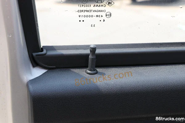 Changan Kuayue King X7 Deluxe 2.0L 122hp 4X2(6 wheels) CNG 2.85m double-row flatbed truck Cab (2) | 86Trucks