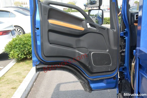 JAC Lingpao L3 150 hp 4X2(6 wheels) 4.2 m single-row flatbed light truck Cab (3) | 86Trucks