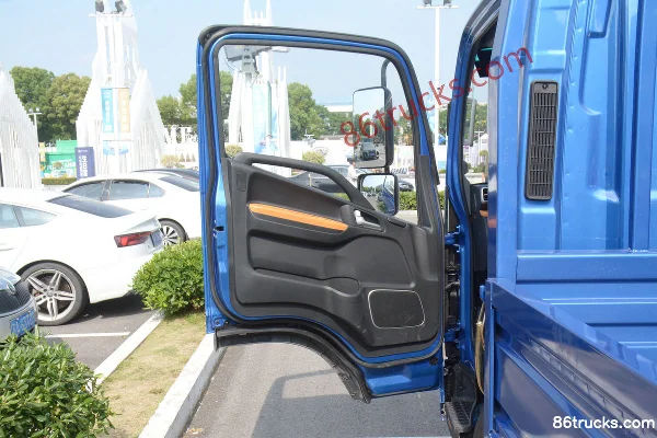 JAC Lingpao L3 150 hp 4X2(6 wheels) 4.2 m single-row flatbed light truck Cab (1) | 86Trucks