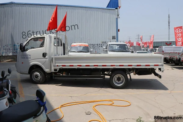 Changan Kuayue D5 PLUS Standard Edition 109hp 4X2(6 wheels) 3.75m Single Row Flatbed Light Truck Exterior (3) | 86Trucks