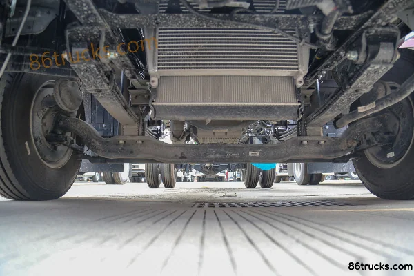 JAC Leading L9 160 hp 4X2(6 wheels) 4.15m Single Row Box Light Truck Chassis (1) | 86Trucks