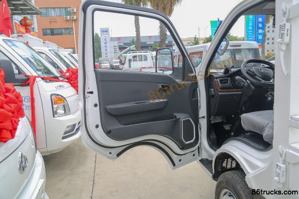 Changan Kuayue Zhe D5 PLUS Standard Edition 1.6L 122hp 4X2(6 wheels) 3.05m double-row stake truck (China VI) Cab (1) | 86Trucks
