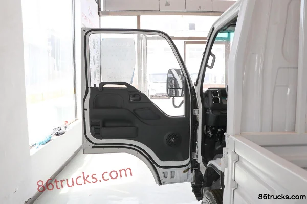 Isuzu 100P 95hp 4X2(6 wheels) 3.6m single-row flatbed light truck Cab (1) | 86Trucks