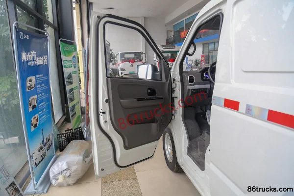 Yuchai New Energy Yuda V7 version haute 3,2T 2 places camion fourgon électrique 5,265 m 46,36 kWh Cabine (1) | 86Trucks