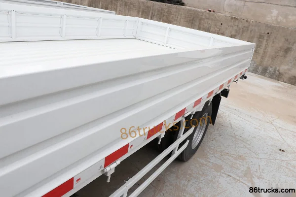 Qingling Isuzu M100 120hp 4X2(6 wheels) 4.13m Single Row Flatbed Light Truck (6-speed) Body (3) | 86Trucks