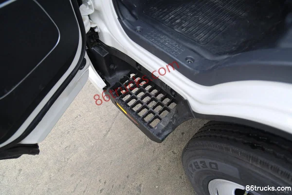 JAC Shuailing HS6 4.5T 4.22m single-row plug-in hybrid flatbed light truck 15.5kWh 4X2(6 wheels) Interior (3) | 86Trucks
