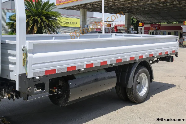 Dongfeng T5 1.6L 105 hp 4X2(6 wheels) CNG 3.4m Single Row Flatbed Light Truck (China VI) Body (1) | 86Trucks