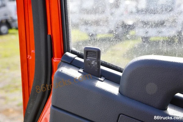 Dongfeng Furika W15 102hp 4X2(6 wheels) 3.05m dump truck (red) Cab (3) | 86Trucks