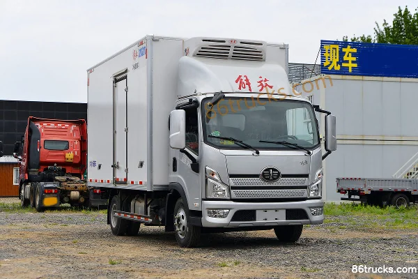 FAW Jiefang Lingtu 160hp 4X2(6 wheels) Fast Gear 8-Speed 4.13m Refrigerated Truck Exterior