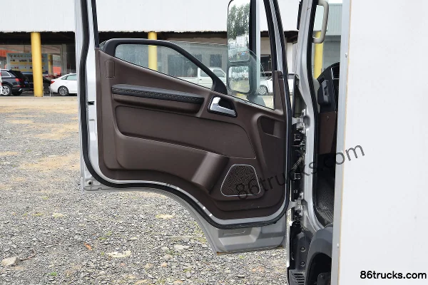 FAW Jiefang Lingtu 160hp 4X2(6 wheels) Fast Gear 8-Speed 4.13m Refrigerated Truck Cab (2) | 86Trucks