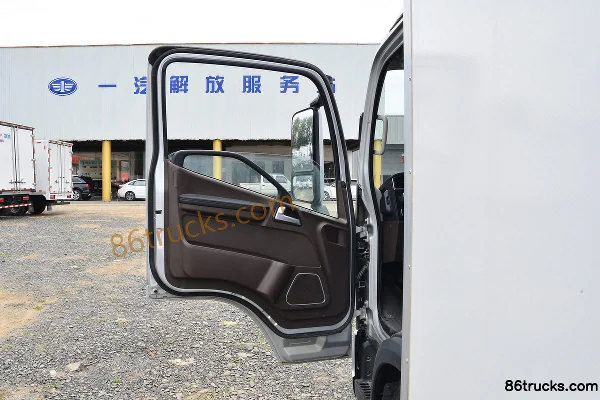 FAW Jiefang Lingtu 160hp 4X2(6 wheels) Fast Gear 8-Speed 4.13m Refrigerated Truck Cab (1) | 86Trucks
