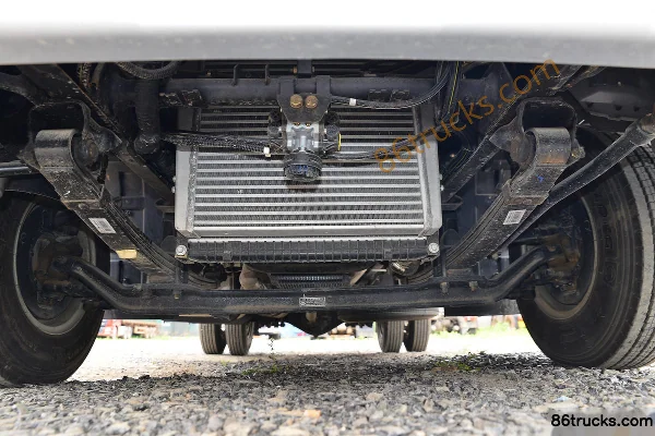 FAW Jiefang Lingtu 160hp 4X2(6 wheels) Fast Gear 8-Speed 4.13m Refrigerated Truck Chassis (1) | 86Trucks