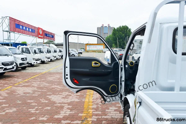 Dongfeng T5 1.6L Gasoline 122 hp 4X2(6 wheels) Dongan 5-Speed 3.4m Single Row Flatbed Truck Cab (1) | 86Trucks