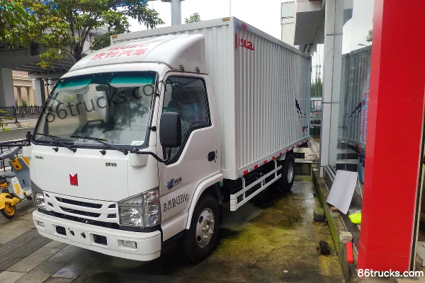 Qingling Lingka 131hp 4X2(6 wheels) 4.25m single-row van light truck Exterior (3) | 86Trucks