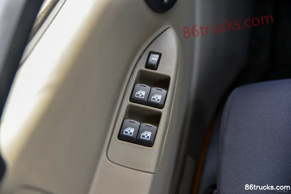 Dongfeng FuruiKa F6 126hp 4X2(6 wheels) 3.13m Dump Truck Cab (3) | 86Trucks