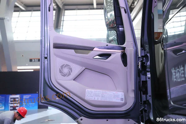Dongfeng Liuqi Chenglong HK 680 hp 6X4(10 wheels) AMT automatic tractor truck Cab (2) | 86Trucks