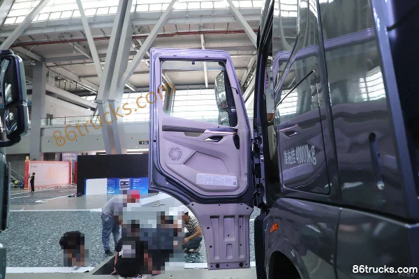 Dongfeng Liuqi Chenglong HK 680 hp 6X4(10 wheels) AMT automatic tractor truck Cab (1) | 86Trucks