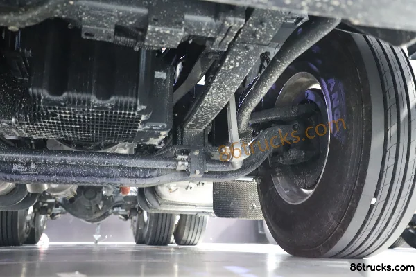 Dongfeng Liuqi Chenglong HK 680 hp 6X4(10 wheels) AMT automatic tractor truck Chassis (3) | 86Trucks