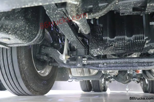 Dongfeng Liuqi Chenglong HK 680 hp 6X4(10 wheels) AMT automatic tractor truck Chassis (2) | 86Trucks