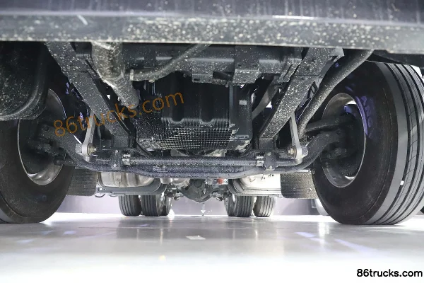 Dongfeng Liuqi Chenglong HK 680 hp 6X4(10 wheels) AMT automatic tractor truck Chassis (1) | 86Trucks