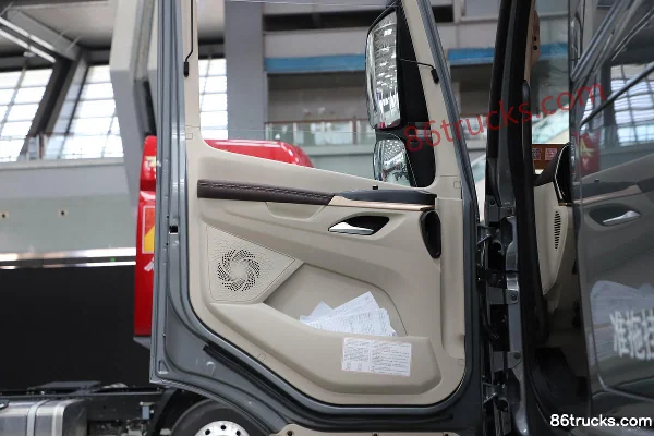 Dongfeng Liuqi Chenglong HK 580 hp 6X4(10 wheels) LNG automatic tractor truck (hydraulic retarder) Cab (2) | 86Trucks