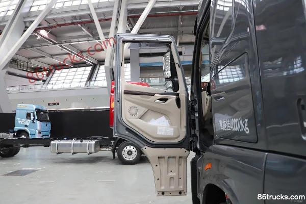 Dongfeng Liuqi Chenglong HK 580 hp 6X4(10 wheels) LNG automatic tractor truck (hydraulic retarder) Cab (1) | 86Trucks