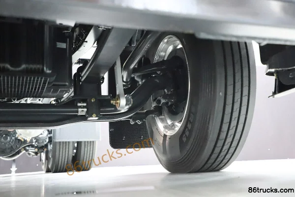 Dongfeng Liuqi Chenglong HK 580 hp 6X4(10 wheels) LNG automatic tractor truck (hydraulic retarder) Chassis (3) | 86Trucks