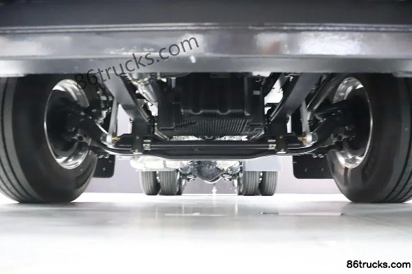 Dongfeng Liuqi Chenglong HK 580 hp 6X4(10 wheels) LNG automatic tractor truck (hydraulic retarder) Chassis (1) | 86Trucks