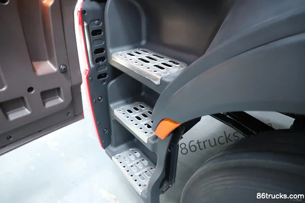 Dongfeng Liuqi Chenglong H7 heavy truck 6X4(10 wheels) pure electric battery-swap tractor truck 513kWh Cab (3) | 86Trucks