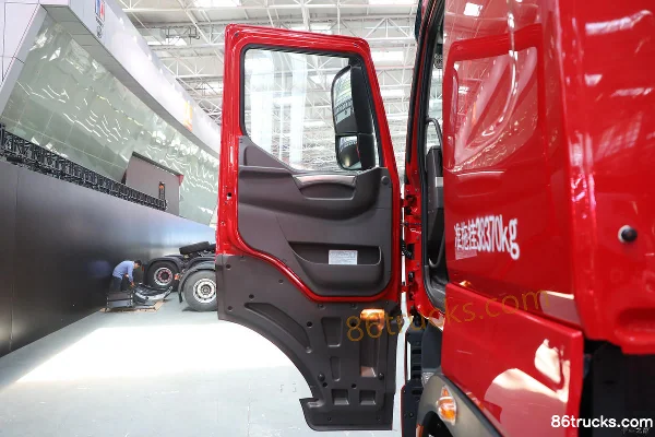 Dongfeng Liuqi Chenglong H7 heavy truck 6X4(10 wheels) pure electric battery-swap tractor truck 513kWh Cab (1) | 86Trucks