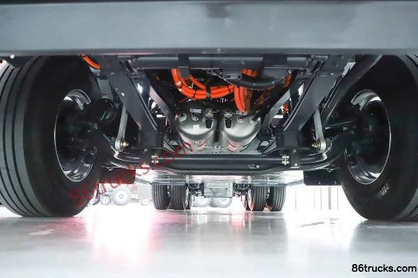 Dongfeng Liuqi Chenglong H7 heavy truck 6X4(10 wheels) pure electric battery-swap tractor truck 513kWh Chassis (1) | 86Trucks