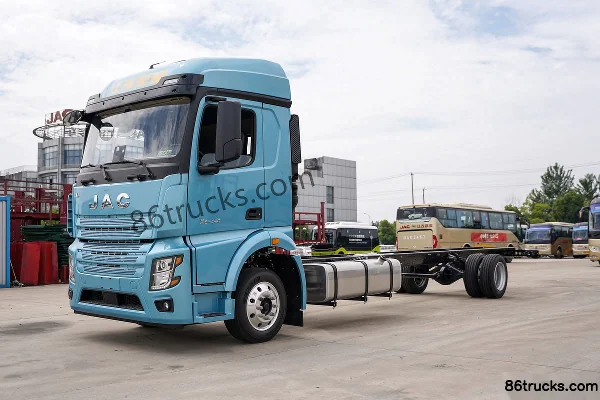 JAC Xingyao X5 240 hp 4X2(6 wheels) 9.6m van cargo truck Exterior (3) | 86Trucks