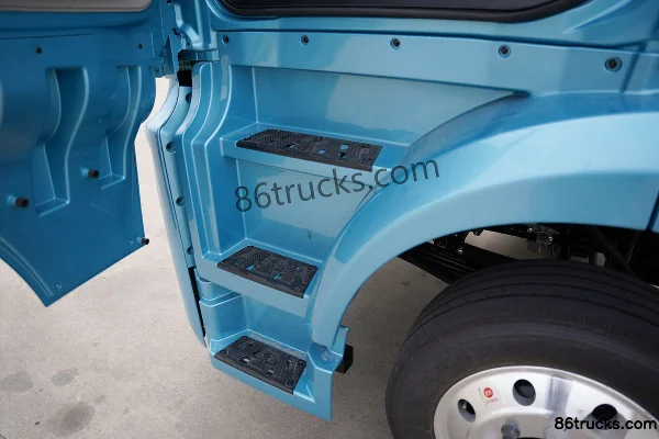 JAC Xingyao X5 240 hp 4X2(6 wheels) 9.6m van cargo truck Cab (3) | 86Trucks