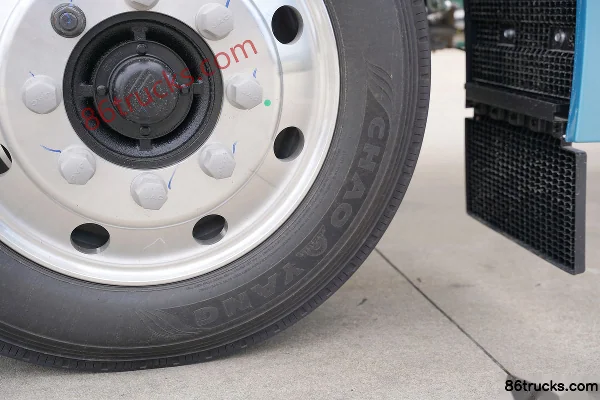 JAC Xingyao X5 240 hp 4X2(6 wheels) 9.6m van cargo truck Chassis (3) | 86Trucks