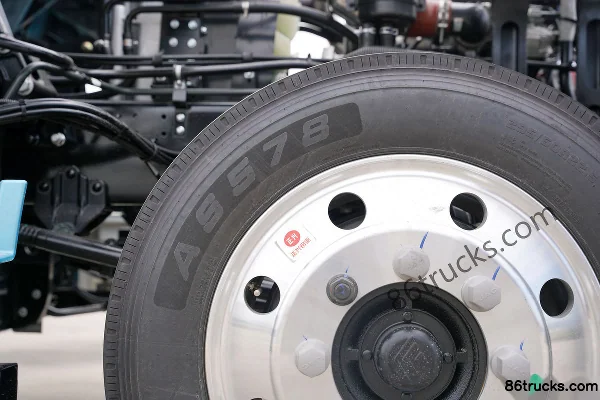 JAC Xingyao X5 240 hp 4X2(6 wheels) 9.6m van cargo truck Chassis (2) | 86Trucks