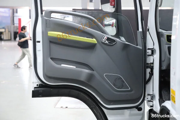 Dongfeng Liuqi Chenglong L2V Yiwei single-row pure electric panel light truck 86.55 kWh 4X2(6 wheels) Interior (2) | 86Trucks
