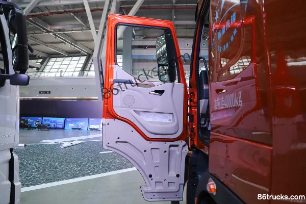 Dongfeng Liuqi Chenglong H7 heavy truck Luhang Edition 700 hp 6X4(10 wheels) AMT automatic tractor truck (hydraulic retarder) Cab (1) | 86Tr