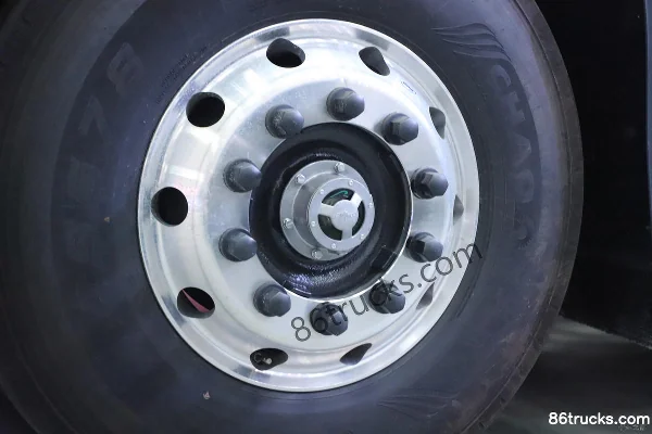 Dongfeng Liuqi Chenglong H7 heavy truck Luhang Edition 700 hp 6X4(10 wheels) AMT automatic tractor truck (hydraulic retarder) Chassis (2)