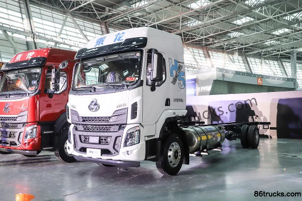Dongfeng H5 Fortune Edition 6.7L LNG 280hp 4X2(6 wheels) Fast Gear 8-speed 9.7m box cargo truck Exterior (3) | 86Trucks