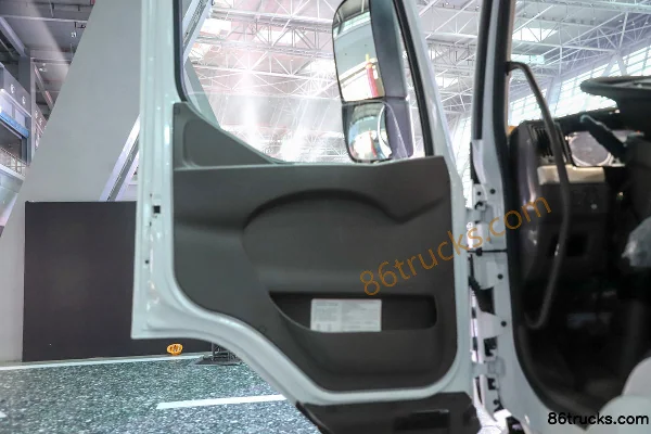 Dongfeng H5 Fortune Edition 6.7L LNG 280hp 4X2(6 wheels) Fast Gear 8-speed 9.7m box cargo truck Cab (2) | 86Trucks