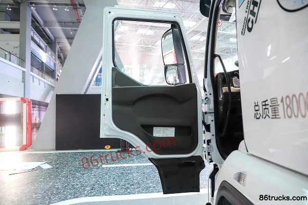Dongfeng H5 Fortune Edition 6.7L LNG 280hp 4X2(6 wheels) Fast Gear 8-speed 9.7m box cargo truck Cab (1) | 86Trucks