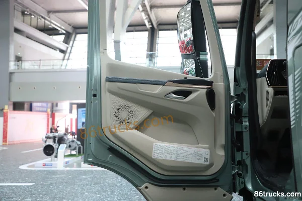 Dongfeng Liuqi Chenglong H5V 500 hp 6X4(10 wheels) LNG automatic tractor truck (hydraulic retarder) Cab (2) | 86Trucks