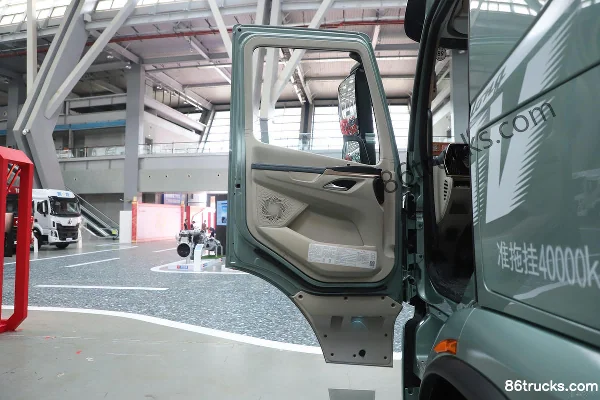 Dongfeng Liuqi Chenglong H5V 500 hp 6X4(10 wheels) LNG automatic tractor truck (hydraulic retarder) Cab (1) | 86Trucks