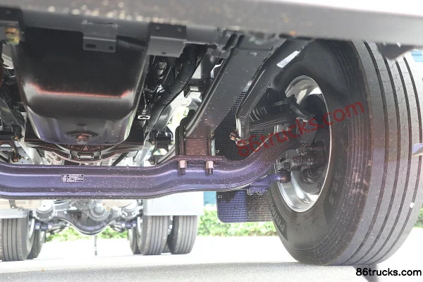 Dongfeng Liuqi Chenglong H5V 500 hp 6X4(10 wheels) LNG automatic tractor truck (hydraulic retarder) Chassis (3) | 86Trucks